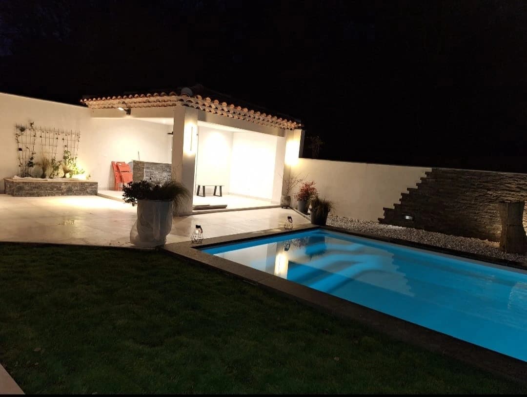 Chantier électrique extérieur avant ou après intervention — zone de Simiane-Collongue (13109)