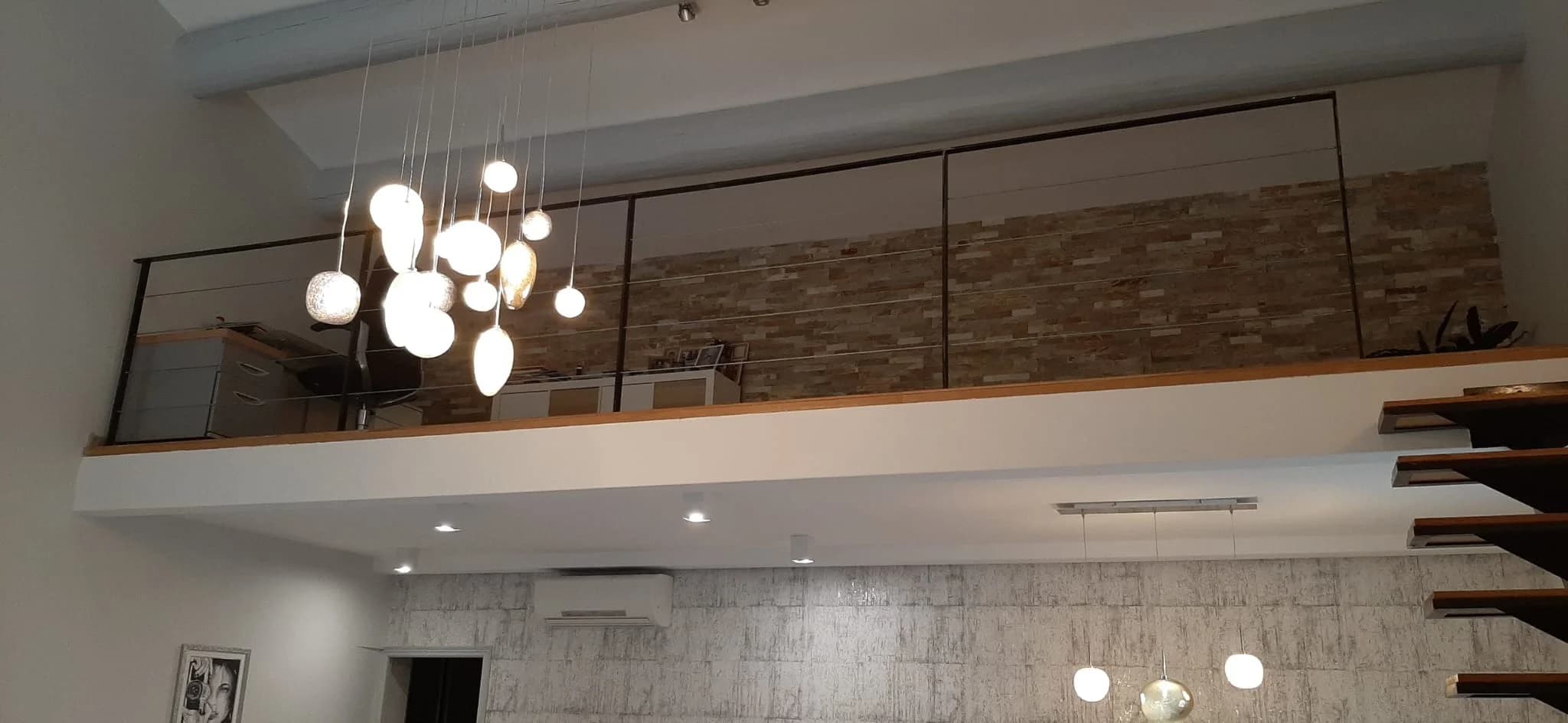 Détail d’installation électrique intérieure — pose soignée, artisan local