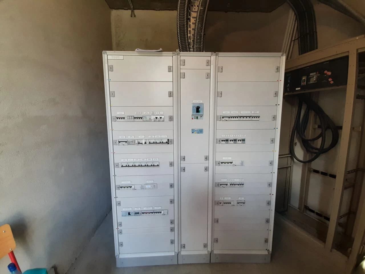 Tableau électrique : disjoncteurs et protections identifiés — COURANTECH Simiane-Collongue