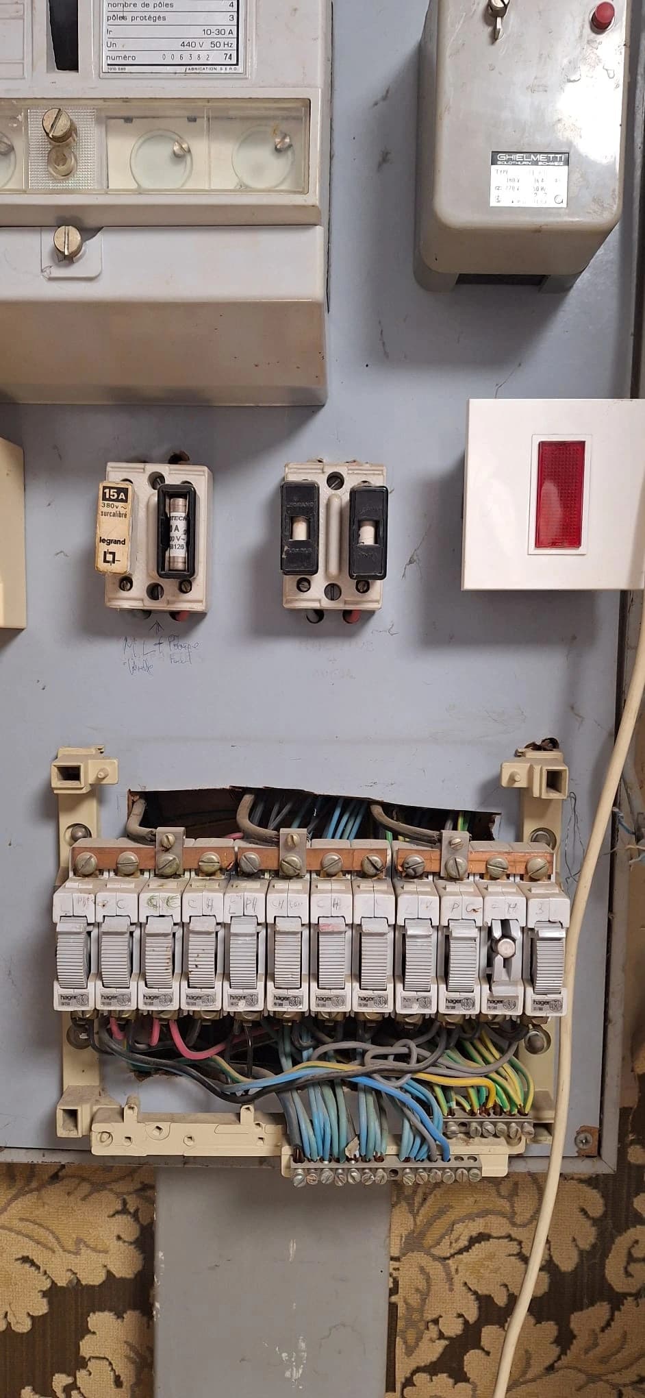 Raccordements au tableau électrique — travail conforme aux règles de sécurité